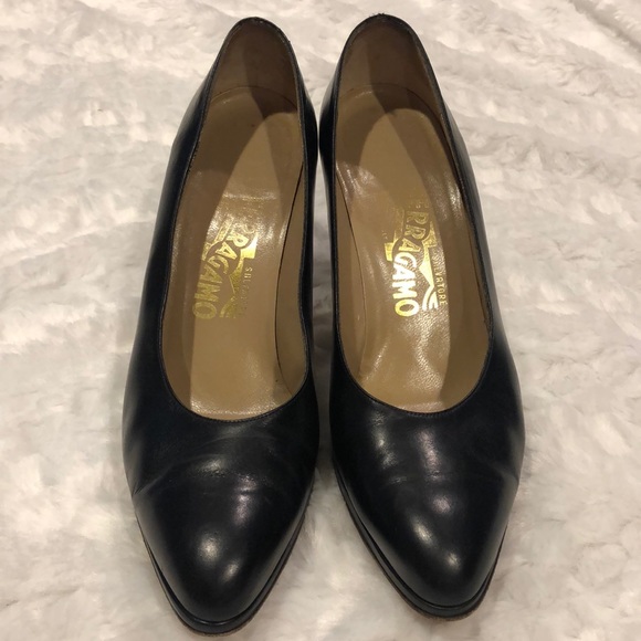 Salvatore Ferragamo EXCELLENT condition navy pumps - Picture 1 of 8